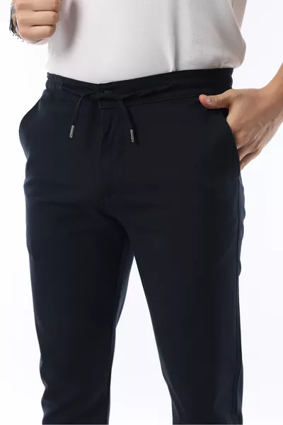 بنطال رجالي ضيق من القماش المطاطي الليكرا بلون كحلي، قصّة جوغر، خصر مطاطي