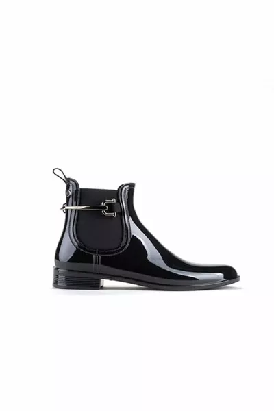 حذاء نسائي مطاطي أسود