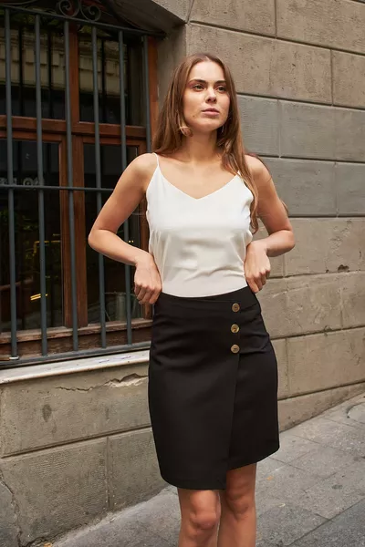 تنورة قلمية فوق الركبة للنساء بقماش خفيف مطاطي، بسحّاب خلفي وتفاصيل أزرار - أسود