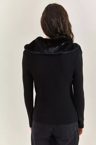 كنزة من صوف بقبة نسائية مزودة بسحّاب وفراء