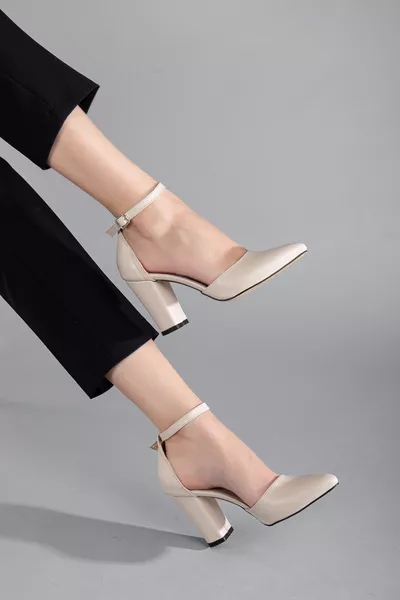 حذاء نسائي كلاسيكي جديد بكعب عالي من الجلد الصناعي باللون البيج