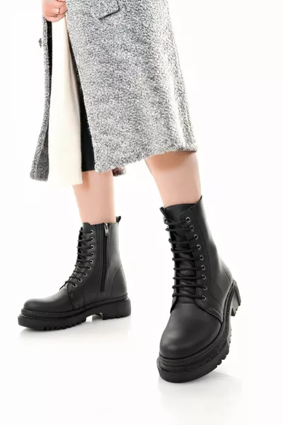 حذاء بحافر جلدي أسود