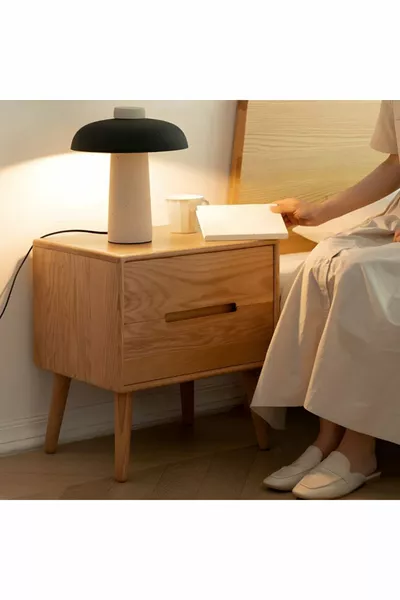 Comodino moderno in legno con due cassetti