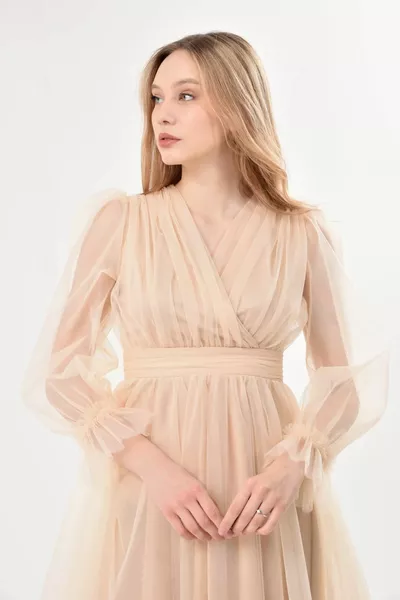 Abito da sera in tulle doppiopetto a maniche lunghe sul davanti