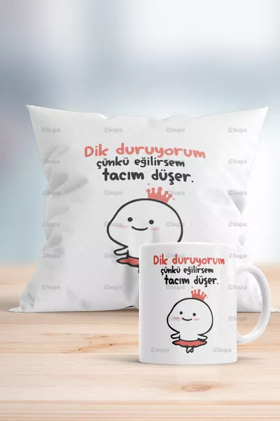 Dik Başlıyım Çünkü Eğilince Tacım Düşüyor Baskılı Hediyelik Yastık Ve Kupa Seti