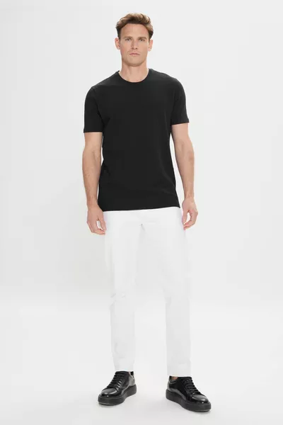 قميص رجالي أسود ضيق بقصة نحيفة، ياقة دائرية، من مودال ناعم الملمس ومرن، أساسي