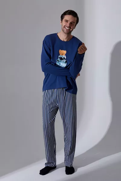 طقم بيجامة رجالي قطن طويل الأكمام علوي بطبعة رائد فضاء وسفلي مخطط