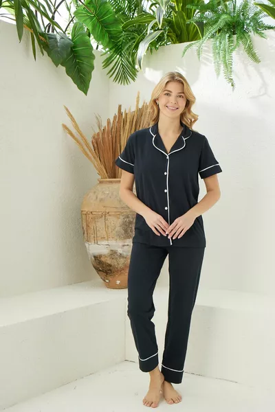 طقم بيجامة نسائي قطني بأكمام قصيرة سوداء مع أزرار أمامية وتفاصيل مزدوجة