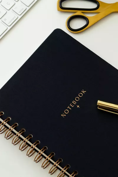 دفتر ملاحظات بالتجليد الحلزوني من الكتان مقاس  سم، أسود، 