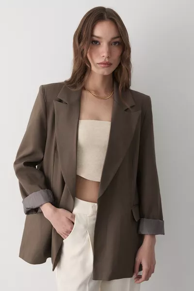 سترة بليزر نسائية مخططة مع بطانة داخلية وتفاصيل على الأكمام