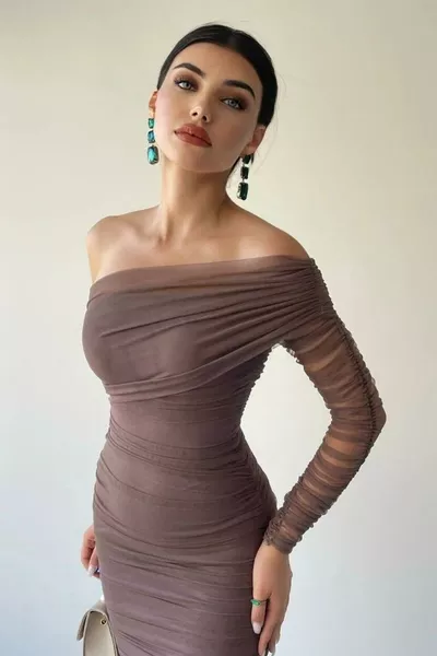 فستان سهرة قلم متوسط الطول بأكمام قصيرة وقماش تول مبطن ومطرز  بيج