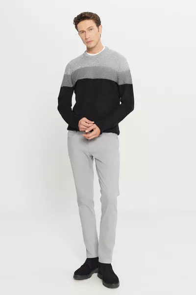 Мужской трикотажный свитер с узором колор-блок серо-черного цвета, сохраняющий тепло, стандартного кроя, с круглым вырезом