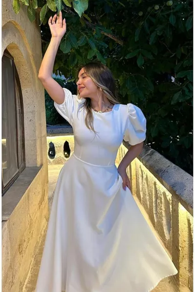فستان أبيض بالون بأكمام طويلة