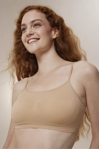 Основен сутиен без банели и шевове в десет цвята