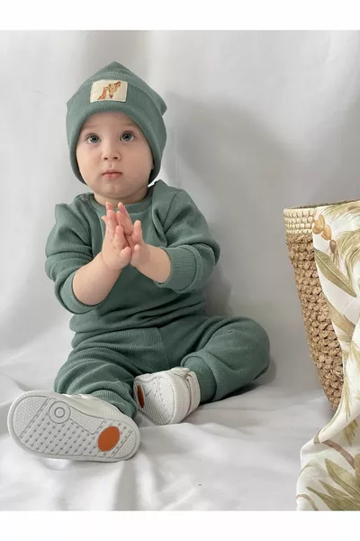 طقم ثلاثي بقبعة