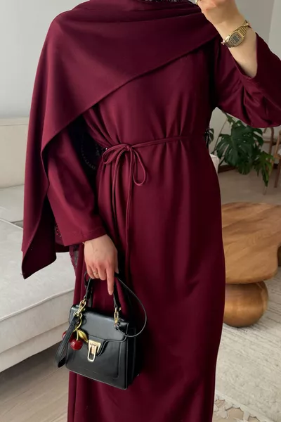 فستان بياقة شال باللون العنابي