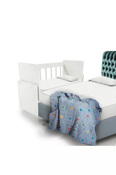 تتأرجح المهد بجانب الأم