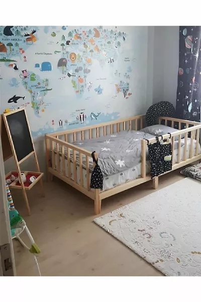 * Kinderbett aus Naturholz