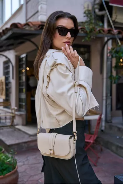 حقيبة نسائية كريمة بحزام متقاطع ومشبك