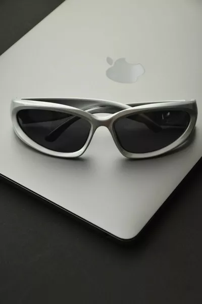 نظارة شمسية نسائية بيضاء من ميلا.