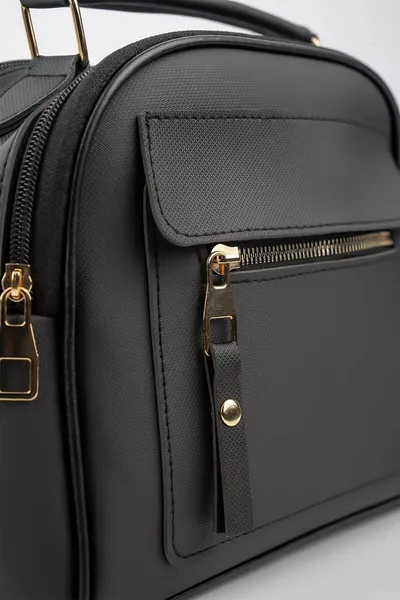 Borsa da donna nera in pelle Lacoste con 3 scomparti e tracolla regolabile a mano e a spalla