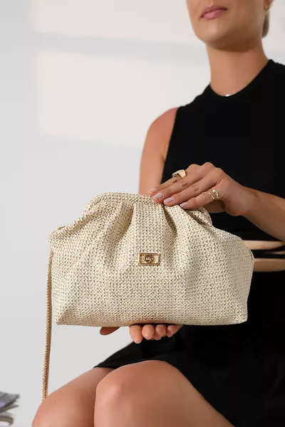 حقيبة يد نسائية متوسطة الحجم على شكل ربطة، بمظهر من القش، أنيقة مع إكسسوار ذهبي وحزام كروس