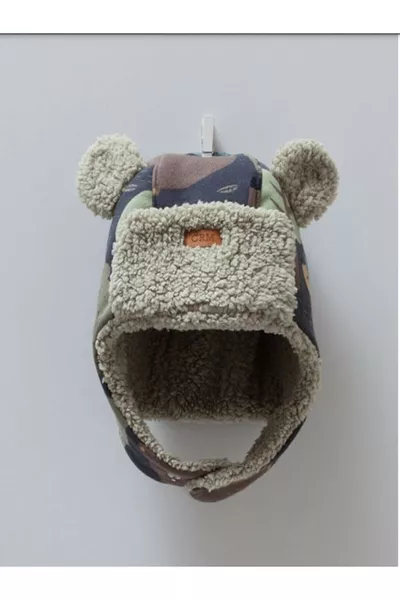 Шапка от кожа с пауново перо