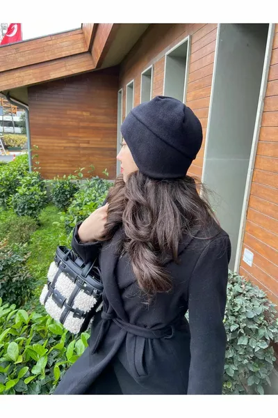 قبعة شتوية نسائية سوداء مقاومة للبرد مع واقيات للأذن للأنشطة الخارجية والداخلية