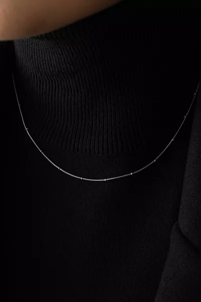 سلسلة عنق نحيفة من الصلب بحلية كعب رفيعة وتصميم عظمة السمك، سلسلة إيطالية رفيعة 1 مم أنيقة وبسيطة للاستخدام اليومي