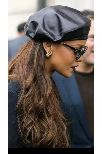 قبعة رسام من الجلد الصناعي