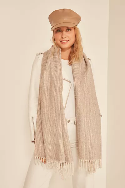 وشاح كتف سميك باللون البيج الفاتح مع شرابات وملمس ناعم