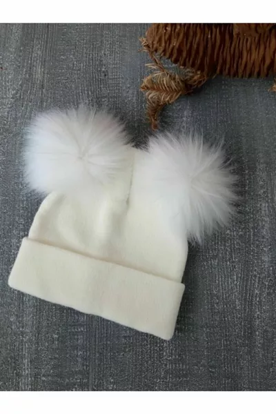 قبعة صوفية للرضع البنات بألوان كريمية مع شُرّابات