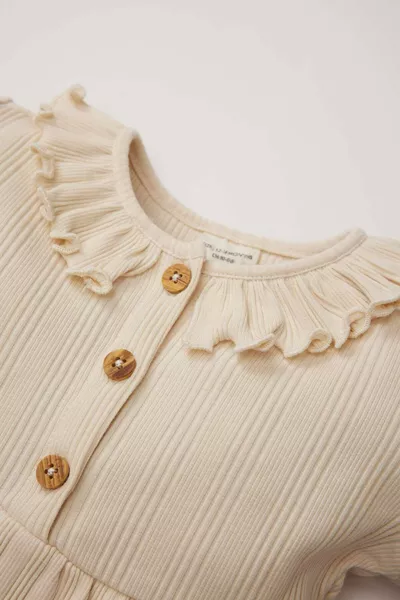 فستان بناتي برقبة مزيّنة بالكشكشة وأكمام طويلة مربوطة من قماش كشكش SP