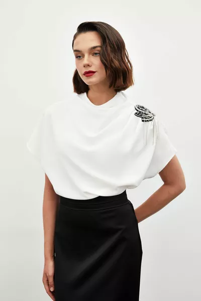 Tek Omuz Aksesuarlı Salaş Bluz - Ekru