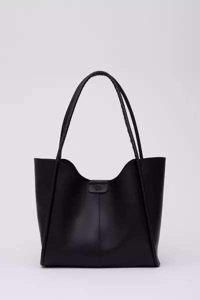 حقيبة نسائية كبيرة الحجم سوداء  بفتحات كبس مع حمالة من الجلد الصناعي لحمل مستحضرات التجميل، للاستخدام كحقيبة يد أو كتف