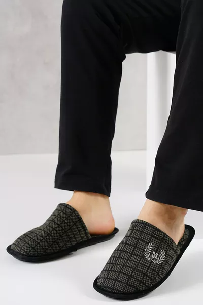 نعل منزلي رجالي بنقشة مربعات باللون الأخضر الزيتوني