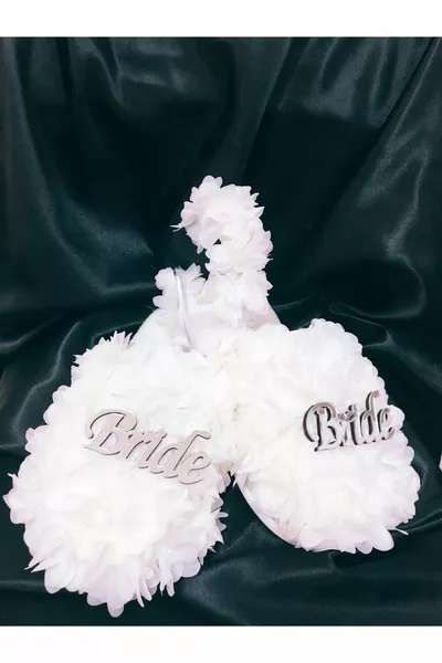 Ciabatte e corona da sposa in plexiglass con dettagli di fiori bianchi – Ciabatte