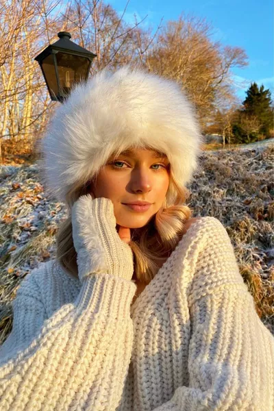 قبعة من الفرو الأبيض المخملي الأنيق