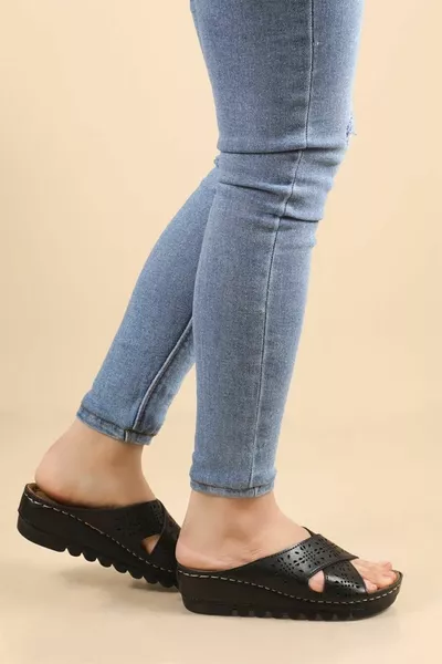 Dolgu Topuk Ortapedik Bayan Terliği Şık Çapraz Desenli Siyah Kadın Terlik