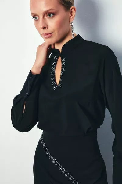 بلوزة بتفاصيل قطرة عند الياقة - أسود