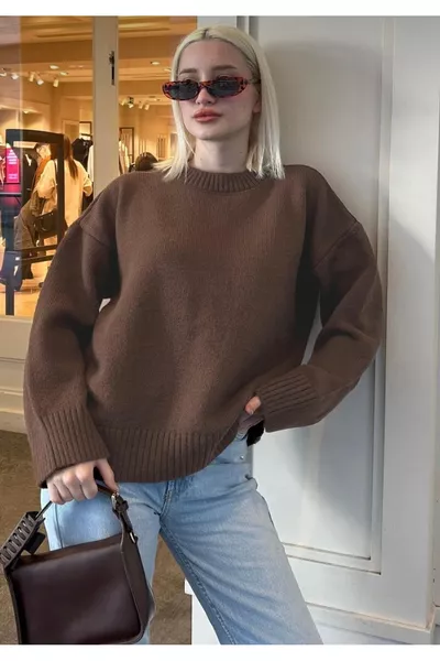 كنزة صوفية بنيّة بأكمام واسعة وياقة على شكل دراجة