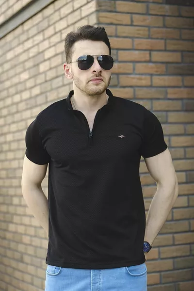 تيشيرت رجالي من رودريك حكيم بياقة مربعة وقماش شبكي بسحاب نصف