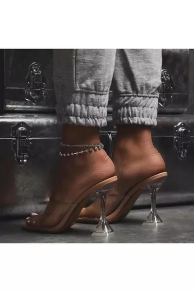 حذاء نسائي بكعب شفاف 8 سم بلون البيج الفاتح، مفتوح من الأمام، بمقدمة مربعة وستيلتو