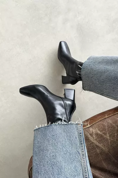 حذاء بوت جلدي أسود نسائي بقصّة عريضة مرنة