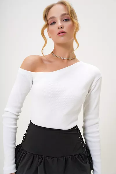 بلوزة نسائية بكشكورص بلون الكريم برقبة قاربية وكتف واحد مكشوف 