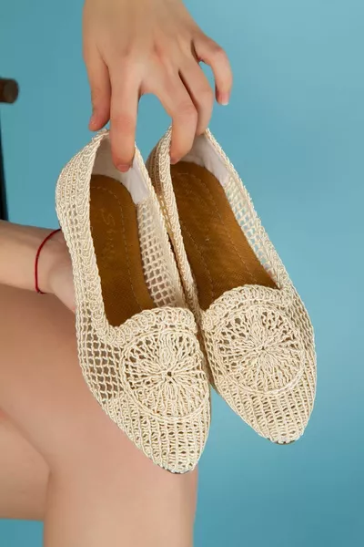 حذاء نسائي مسطح من القش