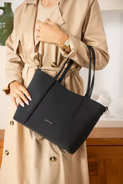 حقيبة يد نسائية سوداء مع نقوش بارزة وإغلاق بمغناطيس وحزام كتف