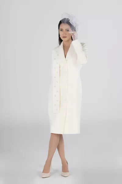 فستان زفاف من الكريب مطرز باللون الأبيض الفاتح بيزلي