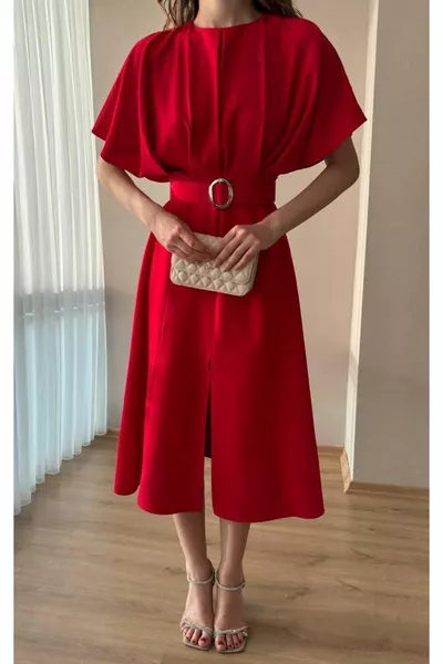 Abito con dettaglio cintura rossa