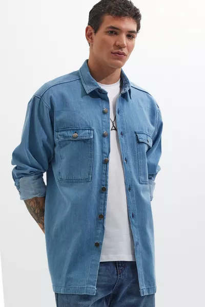 قميص جينز أزرق واسع الحجم للجنسين بجيب مزدوج ستايل جاكيت